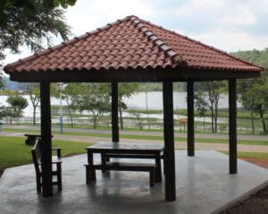 Quiosque de Piacava Madeira Coberto Forro de Palha Sape Bambu Sape Sapê Gazebo Pergolado em Ribeirão Preto SP Colonial Telha Cerâmica Policarbonato Transparente 3 x 3 4 x 4 Cestavado Com Banco de Madeira e Pia para Churrasco e Area Gourmet Com Cobertura de Telha de Cerâmica Colonial