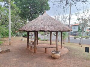 Montagem de Quiosque de Madeira Roliça Tratada Eucalipto de Piaçava Sapê Com Forro de Bambu e Palha em Itu Guarulhos Hortolândia Americana Barueri SP